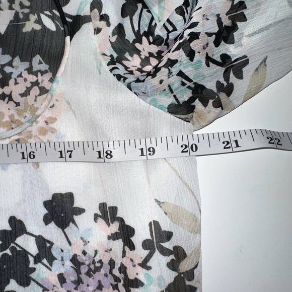 Tommy Hilfiger Women’s M White Floral Long Sleeve V-Neck Blouse Ruffle Detail - Picture 6 of 8